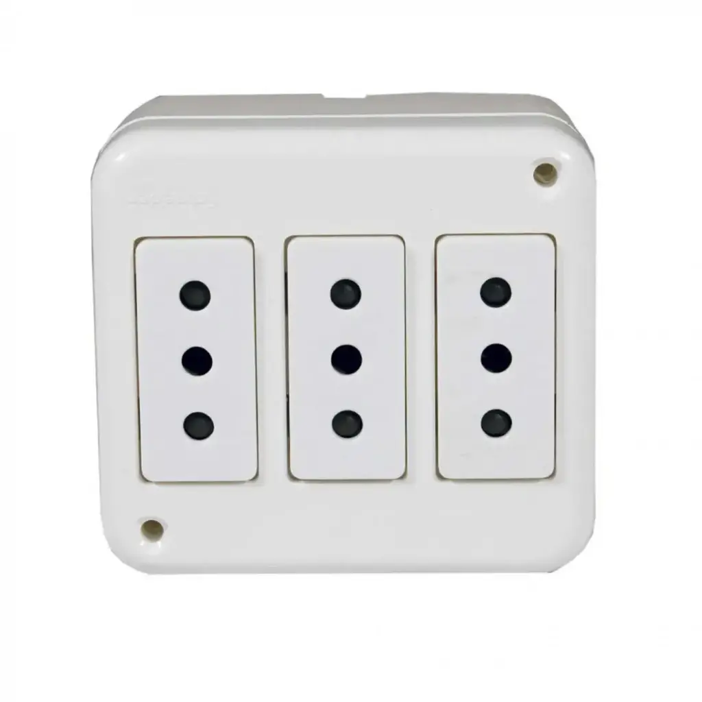 Enchufe sobrepuesto triple 2P+T 10A STANFORD